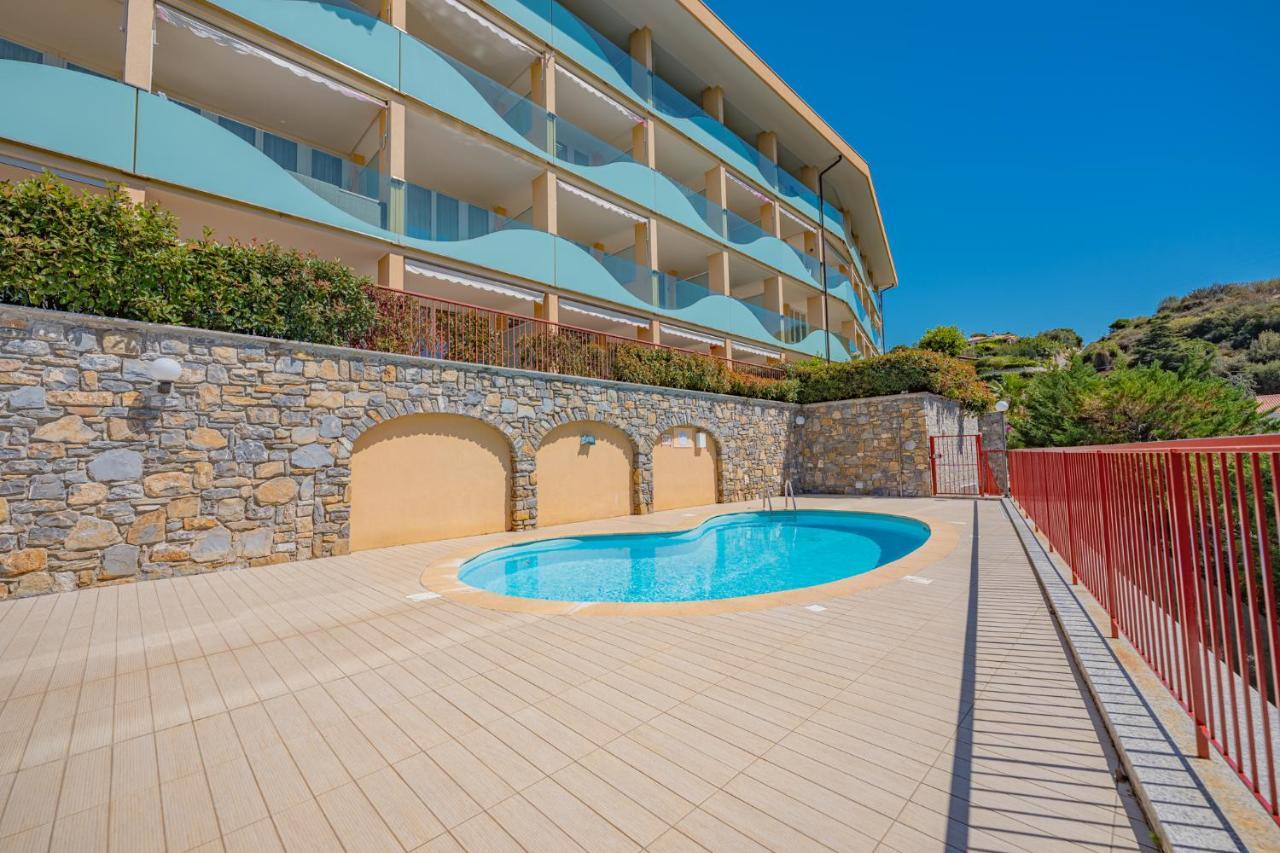 Appartamento Incantevole Con Piscina Vallecrosia Eksteriør billede